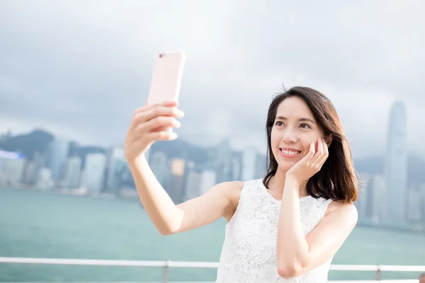 Frau fotografiert mit Smartphone — Stockfoto
