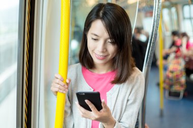 tren içinde cep telefonu kullanan kadın