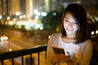 cep telefonuna SMS göndermek kadın  