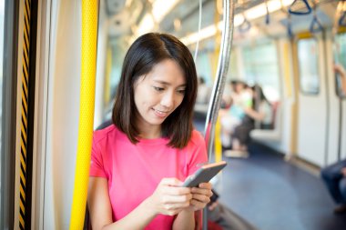 tren içinde cep telefonu kullanan kadın 