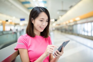 Tren istasyonunda cep telefonu kullanan kadın