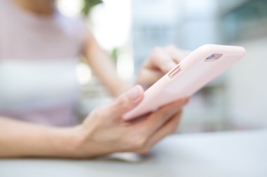 Kadın akıllı telefon SMS gönderme