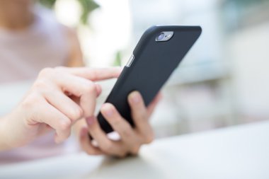 Kadın akıllı telefon SMS gönderme