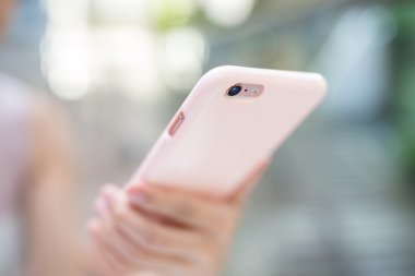 Kadın akıllı telefon SMS gönderme