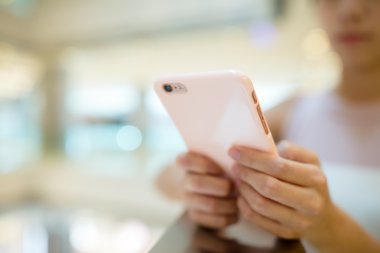 Kadın akıllı telefon SMS gönderme