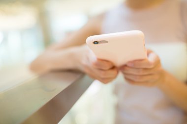 Kadın akıllı telefon SMS gönderme
