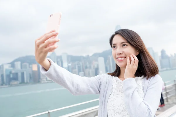 Femme prenant selfie à Hong Kong — Photo