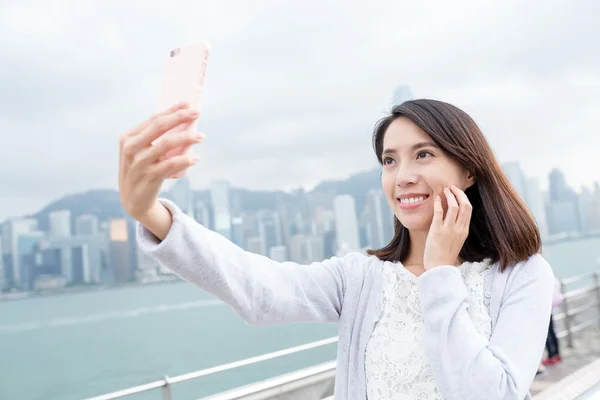 Frau macht Selfie in Hongkong — Stockfoto