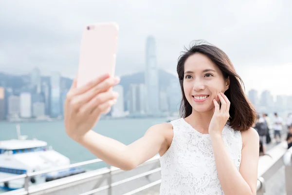 Kobieta przy selfie w Hongkongu — Zdjęcie stockowe