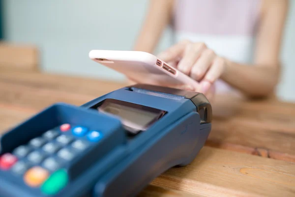 Frau benutzt Handy zum Bezahlen der Rechnung — Stockfoto