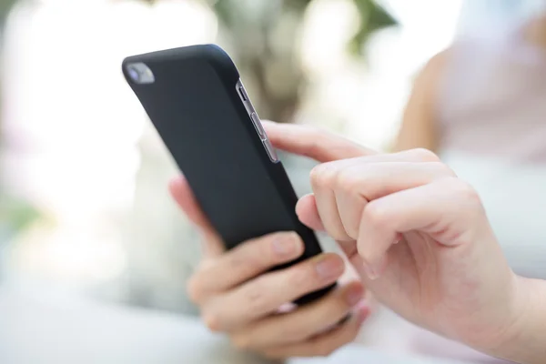 Kvinnan skicka sms på smart telefon — Stockfoto