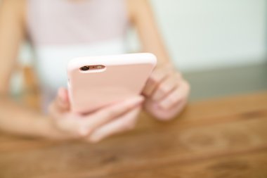 Kadın akıllı telefon SMS gönderme