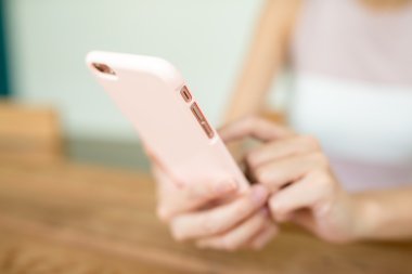 Kadın akıllı telefon SMS gönderme