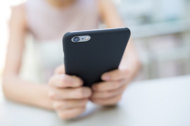 Kadın cep telefonundan SMS gönderme