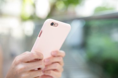 Tarama için cep telefonu kullanan kadın