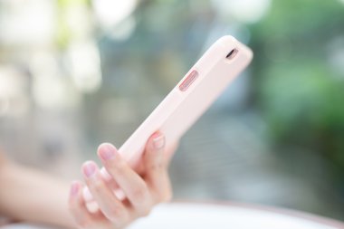 Cep telefonu ile kadın tutun