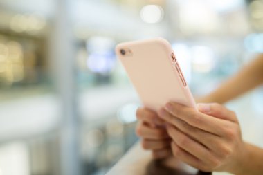 Akıllı telefon kullanan kadın