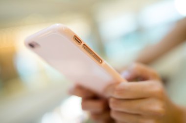 Kadın cep telefonu kullanımı