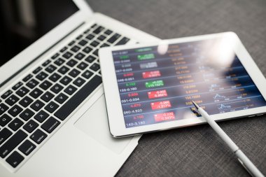 İş çizelgeleri bir ekran ile dijital tablet