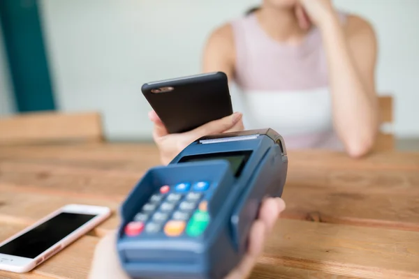 Frau benutzt Handy zum Bezahlen der Rechnung — Stockfoto