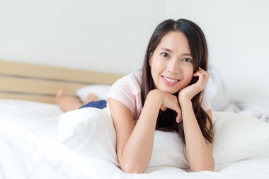 Evde yatakta yatıyordu kadın