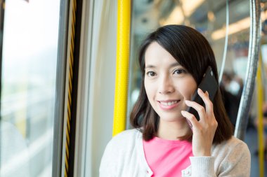 kadın tren içinde cep telefonu üzerinde söz