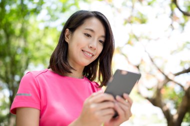 parkta cep telefonu kullanan kadın