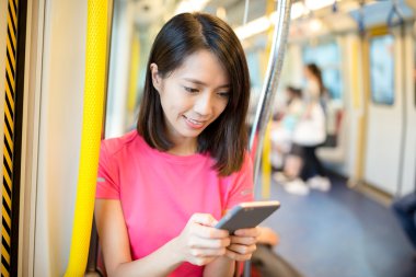 tren içinde cep telefonu kullanan kadın