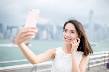 selfie tarafından cep telefonu alarak kadın