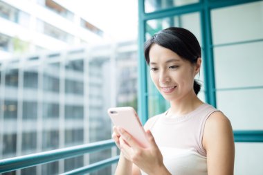 Cep telefonu kullanan kadın