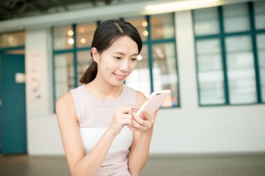 Cep telefonu kullanan kadın