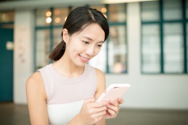 Kafede cep telefonu kullanan kadın