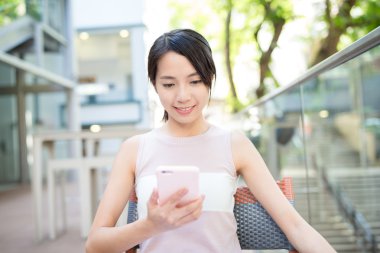 Akıllı telefon kullanan Asyalı kadın.