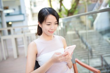 Akıllı telefon kullanan Asyalı kadın.