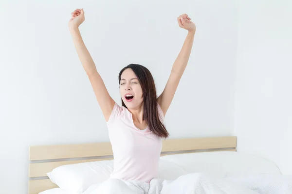 Mujer despertando por la mañana y estirándose —  Fotos de Stock