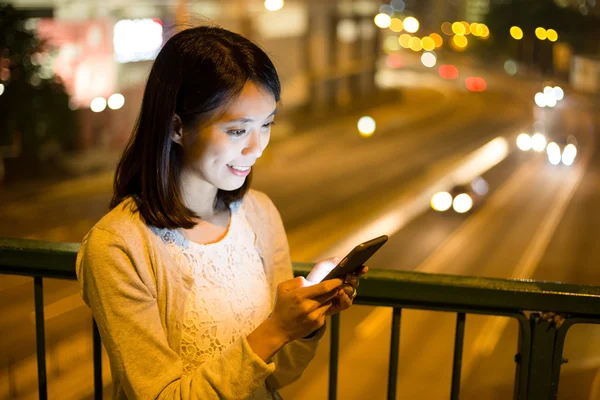 Mujer usando el teléfono móvil por la noche —  Fotos de Stock