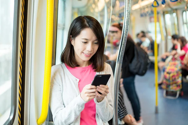 Mujer usando el teléfono celular dentro del tren —  Fotos de Stock