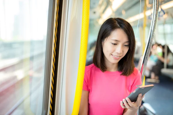 Mulher usando celular dentro do trem — Fotografia de Stock