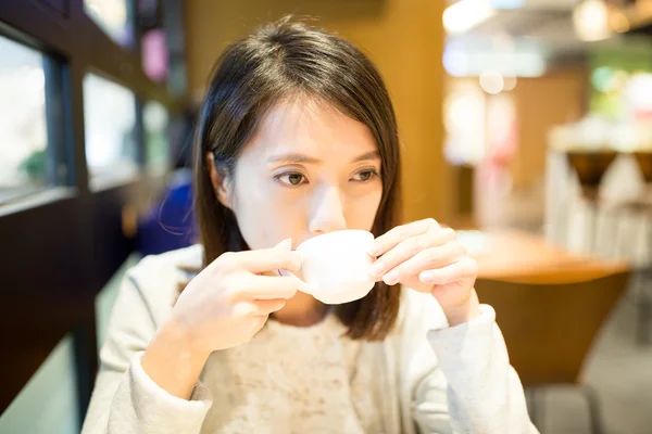 Mujer tomando café en la cafetería —  Fotos de Stock