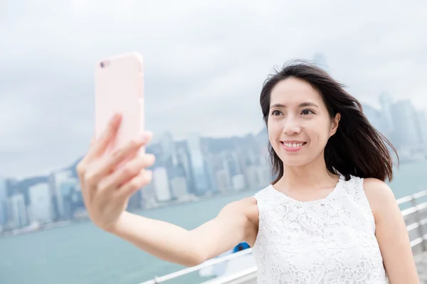 Žena s selfie mobilní telefon — Stock fotografie