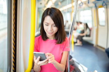 tren içinde cep telefonu kullanan kadın