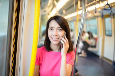 kadın tren içinde cep telefonu üzerinde söz