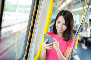 tren içinde cep telefonu kullanan kadın