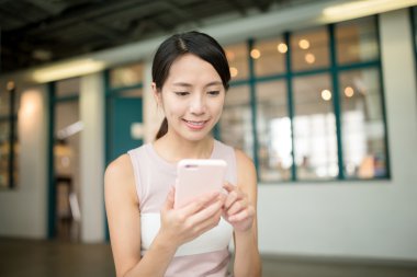 Cep telefonu kafede kullanan kadın