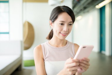 Cep telefonu kafede kullanan kadın