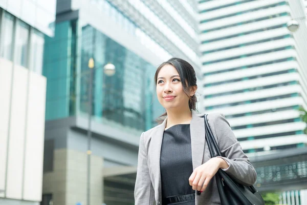 Unga asiatiska affärskvinna i kostym — Stockfoto