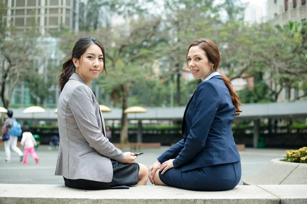 Geschäftsfrauen sitzen im Freien — Stockfoto