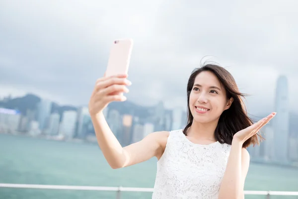 Vrouw nemen foto door slimme telefoon — Stockfoto