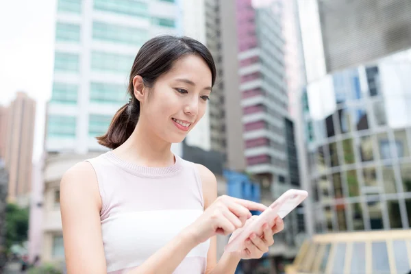 Frau benutzt Handy im Freien — Stockfoto