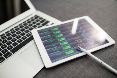İş çizelgeleri bir ekran ile dijital tablet